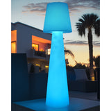 Lampe Solstice LED dans un espace lounge extérieur