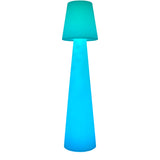 Lampe Solstice LED créant une ambiance lumineuse sur une terrasse extérieur