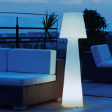 Lampe Solstice LED créant une ambiance lumineuse sur dans un lounge extérieur